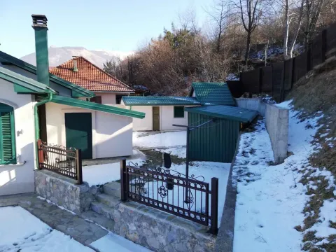 Pogled na dvorište i pomoćne objekte kuće prekrivene snijegom. - image 6