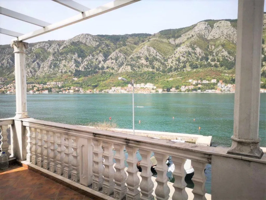 Izdavanje, trosoban stan, 130m², Dobrota, Kotor