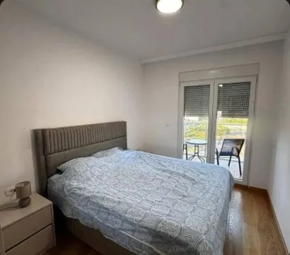 Spavaća soba sa bračnim krevetom i izlazom na terasu. - image 8