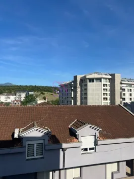 Pogled sa prozora na okolne zgrade i pejzaž. - image 3