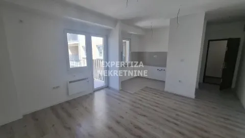 Prazna dnevna soba sa laminatom i izlazom na terasu. - image 2