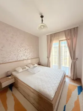 Svjetla i uredna spavaća soba sa bračnim krevetom i izlazom na terasu. - image 7