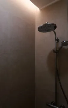 Tuš kabina sa ugradnim tušem i pločicama u neutralnim tonovima. - image 11