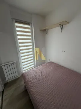 Manja spavaća soba sa krevetom i prozorom. - image 9