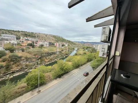 Pogled sa terase na rijeku i okolne zgrade. - image 13