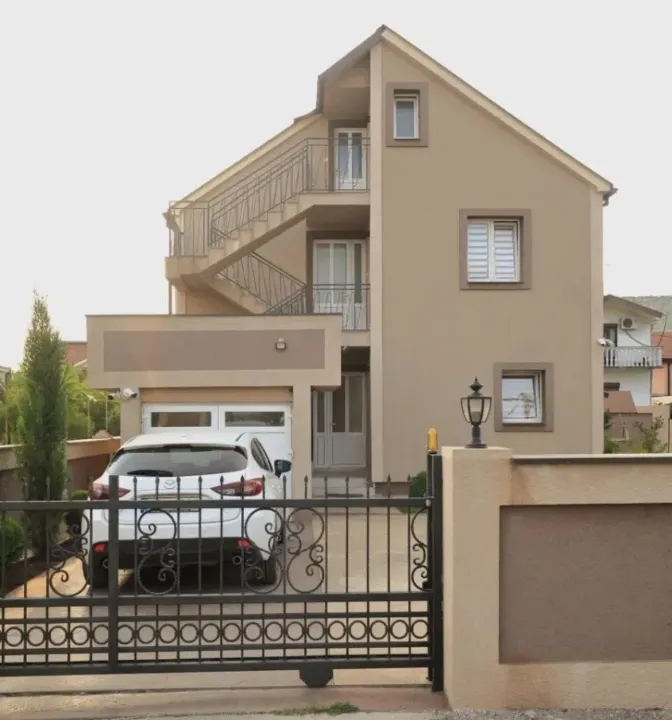 Rent, house, 250m², Tološi, Podgorica