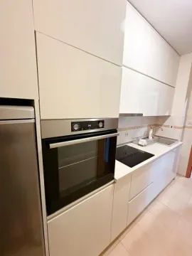 Moderna bijela kuhinja sa ugrađenom rernom i pločom za kuvanje. - image 13