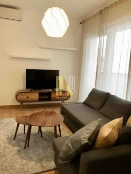 Dnevni boravak sa garniturom, TV komodom i modernim lusterom. - image 2