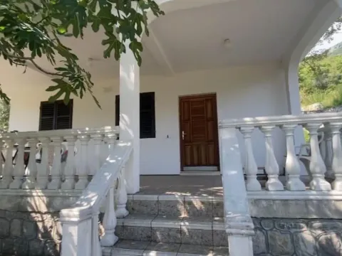 Kuća in Lastva Grbaljska