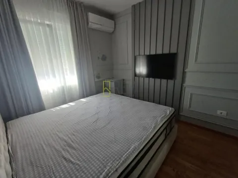 Moderna spavaća soba sa bračnim krevetom, TV-om na zidu i klima uređajem. - image 8