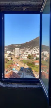 Pogled kroz prozor na okolna brda i naselje. - image 16