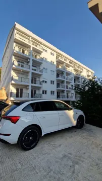 Pogled na spoljašnjost stambene zgrade sa parkiranim automobilom u dvorištu. - image 9