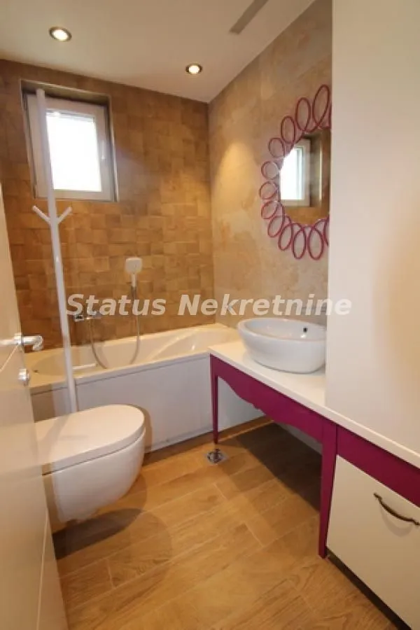 Prodaja, četvorosoban stan, 113m², Centar, Novi Sad