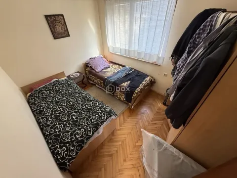 Spavaća soba sa dva kreveta i garderoberom. - image 11