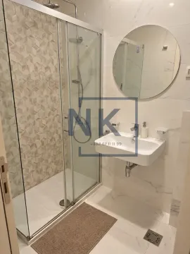 Moderne kupatilo sa tuš kabinom i umivaonikom. - image 5