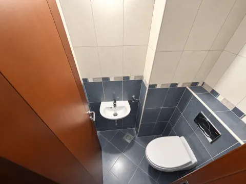 Manje kupatilo sa umivaonikom i toalet šoljom. - image 13