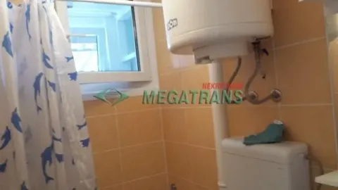 Pogled na kupatilo sa pločicama, bojlerom i tuš zavesom. - image 7
