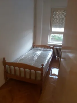 Manja spavaća soba sa drvenim krevetom i parketom. - image 8