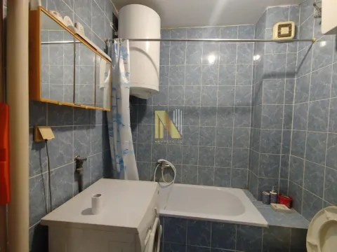 Manje kupatilo sa pločicama, kadom i veš mašinom. - image 8