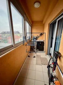 Zastakljeni balkon sa veš mašinom i biciklom. - image 16