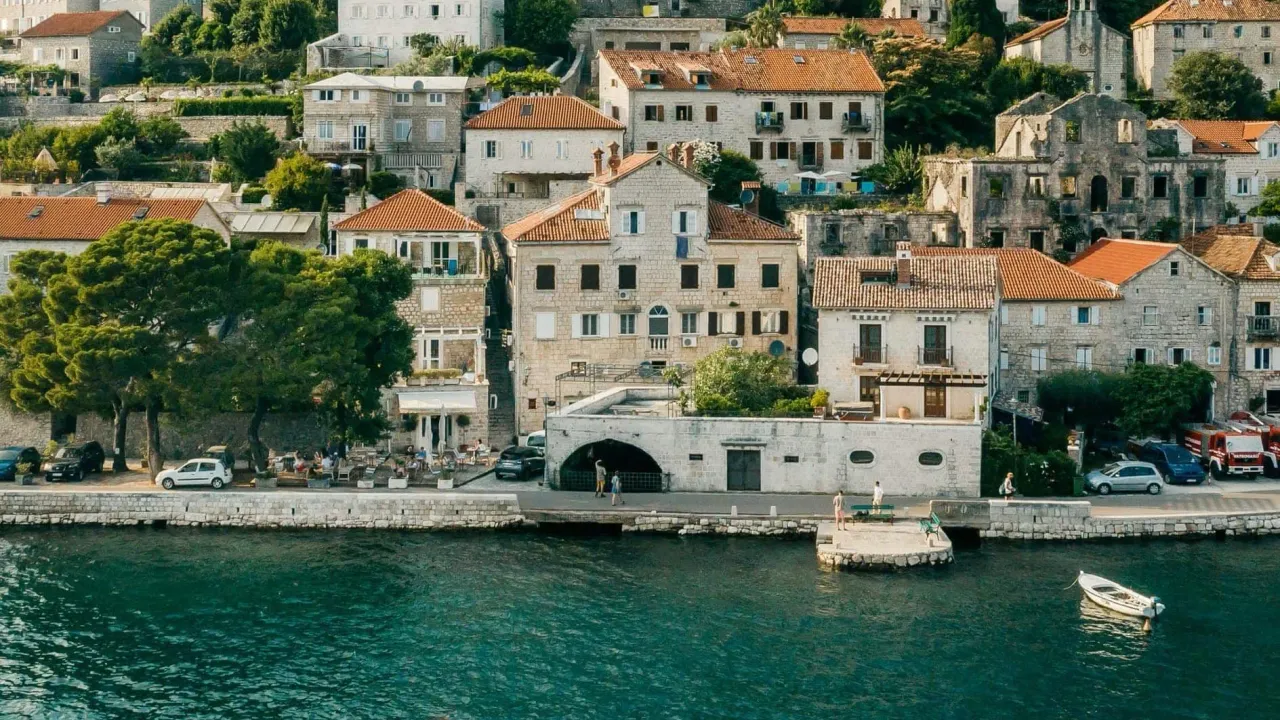 Prodaja, dvosoban stan, 93m², Perast, Kotor