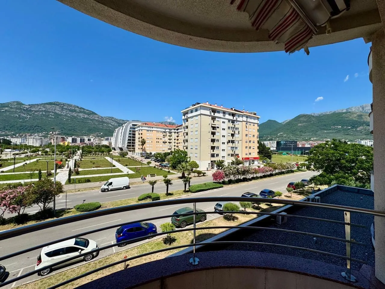 Pogled sa terase na gradske ulice i okolne planine.