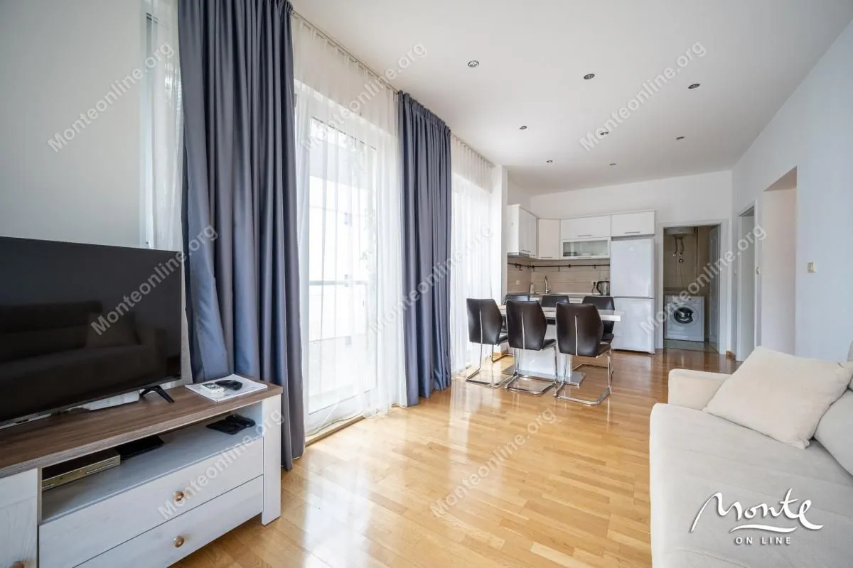 Living room with dining area and access to the terrace.
