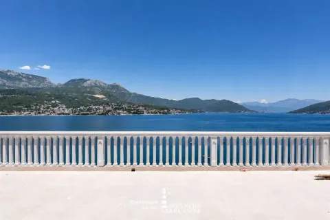 Pogled na more i planine sa prostrane terase sa bijelom balustradom. - image 2