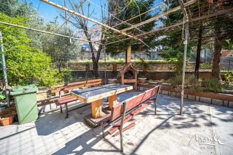 Dvorište sa natkrivenim prostorom za sjedenje i roštiljem. - image 21