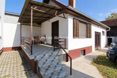 Pogled na natkrivenu terasu i ulaz u prizemnu kuću. - image 4