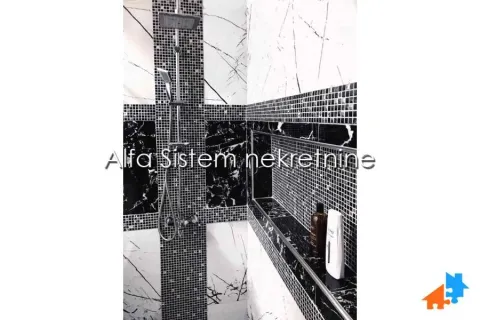 Tuš kabina sa crnim i belim pločicama i ugradnom nišom. - image 10