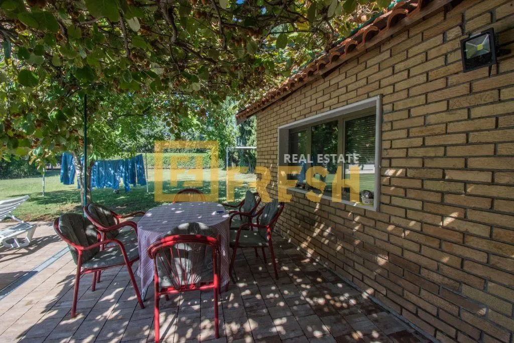 Prodaja, kuća, 250m², Tološi, Podgorica