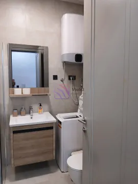 Manje kupatilo sa umivaonikom, veš mašinom, WC šoljom i bojlerom. - image 9