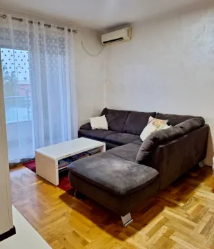 Dnevna soba sa ugaonom garniturom, stočićem i klima uređajem. - image 2
