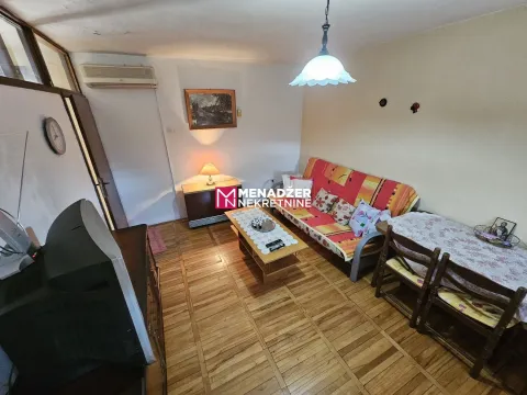Dnevna soba sa garniturom za sjedenje, trpezarijskim stolom i drvenim podom. - image 4