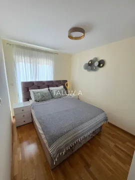 Namještena spavaća soba sa bračnim krevetom, noćnim stočićima i prozorom sa zavjesama. - image 7