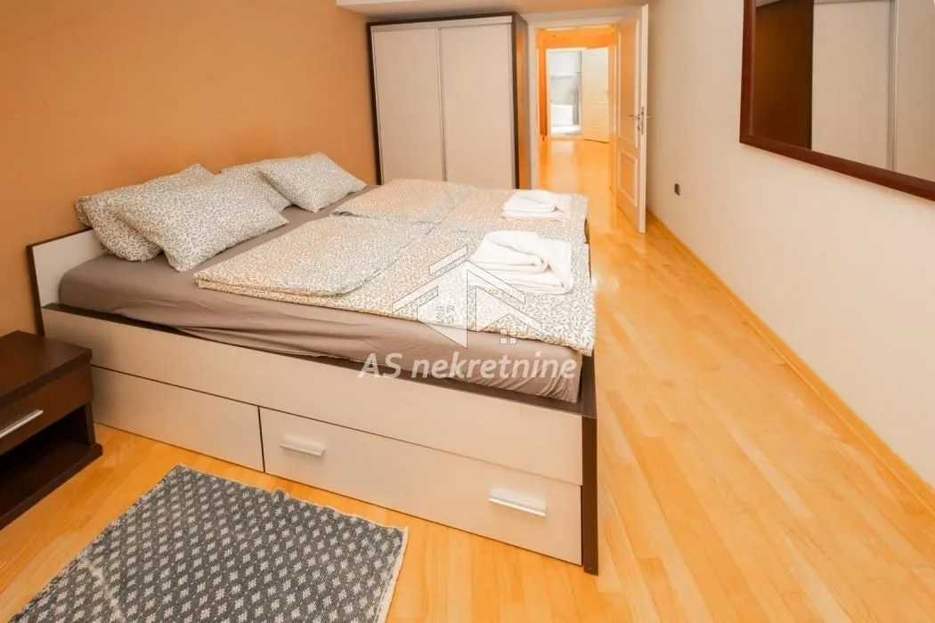 Izdavanje, četvorosoban stan, 140m², Obilićev Venac, Beograd