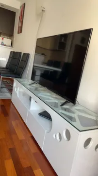 Moderna bijela TV komoda sa televizorom sa ravnim ekranom u dnevnoj sobi. - image 7