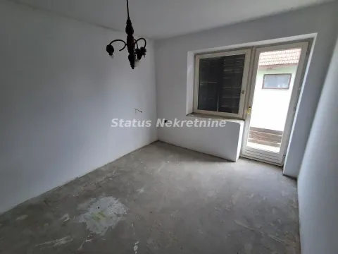 Prazna prostorija sa prozorom, balkonskim vratima i lusterom na plafonu. - image 11