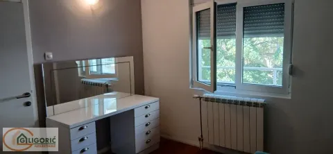 Manja soba sa belim stolom sa ogledalom i prozorom. - image 7