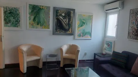 Dnevna soba sa foteljama, sofom i umjetničkim slikama na zidu. - image 5
