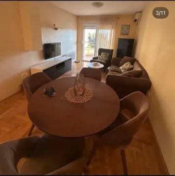 Dnevna soba sa trpezarijskim stolom i izlazom na terasu. - image 6
