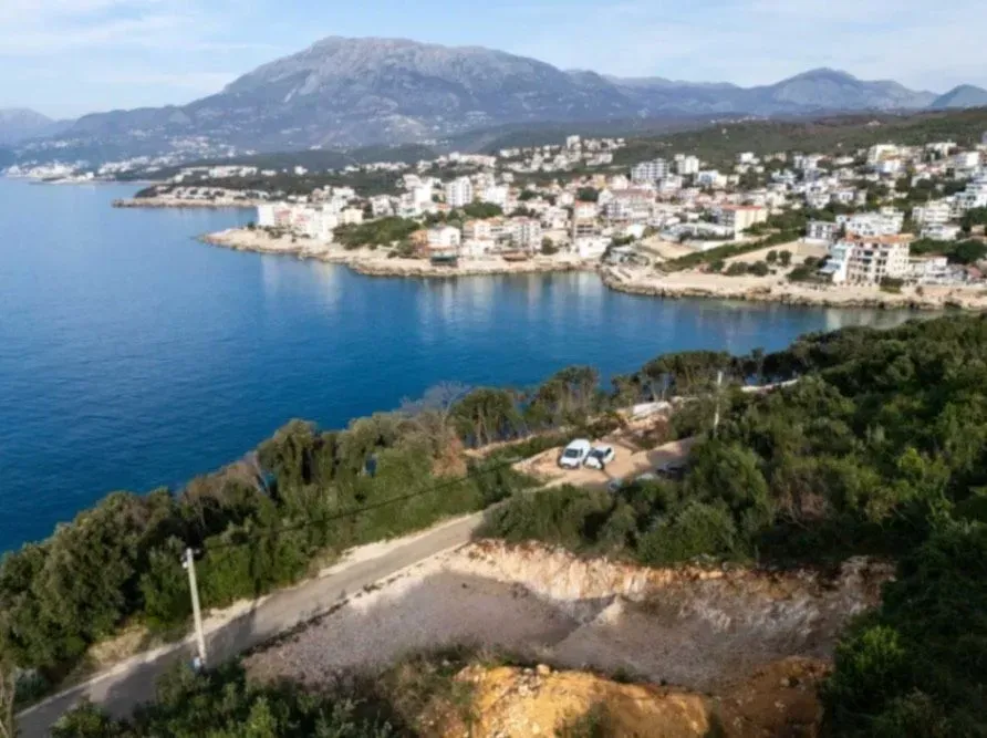 Pogled iz vazduha na obalu mora i naselje.