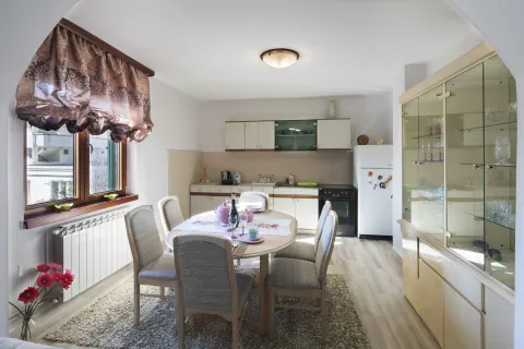 Kuhinja sa trpezarijom i stolom za ručavanje u sredini. - image 17