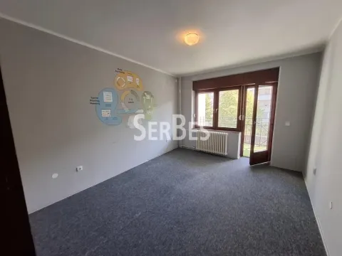 Prazna soba sa sivim zidovima, tepihom i izlazom na terasu. - image 7