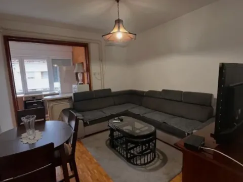 Izdavanje, dvosoban stan, 70m², Centar, Podgorica