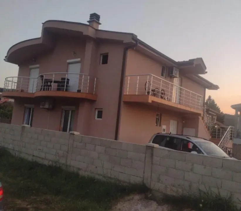 Izdavanje, trosoban stan, 120m², Polje, Bar