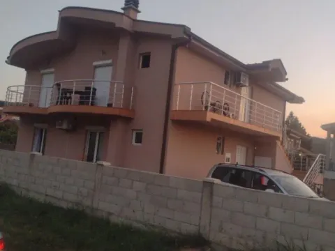 Izdavanje, trosoban stan, 120m2, Polje, Bar Izdavanje, trosoban stan, 120m2, Polje, Bar