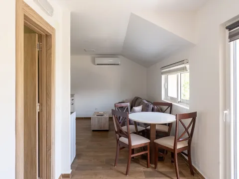 Izdavanje, jednosoban stan, 40m², Radanovići, Kotor - image 4