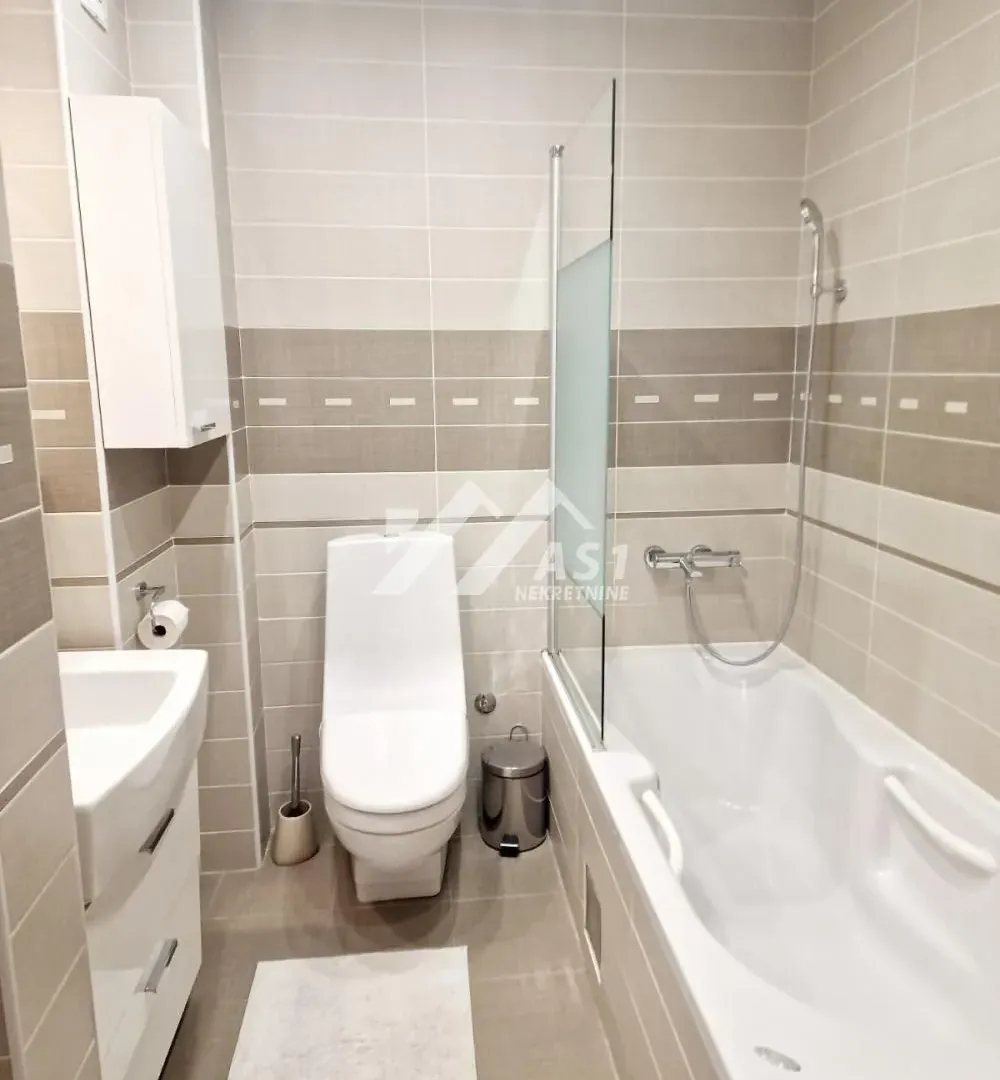 Izdavanje, trosoban stan, 105m², Novi Sad Sve Podlokacije, Novi Sad
